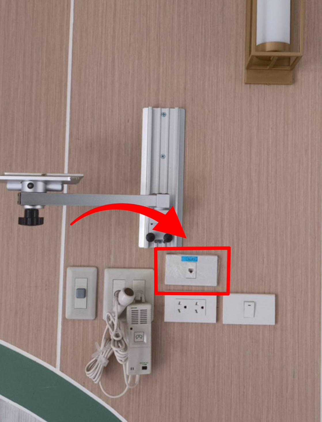 งานติดตั้งเต้ารับสัญญาณสายแลน (LAN Outlet) และตู้ SWITCH อาคารพักผู้ป่วยหลังใหม่ - โรงพยาบาลกาญจนดิษฐ์