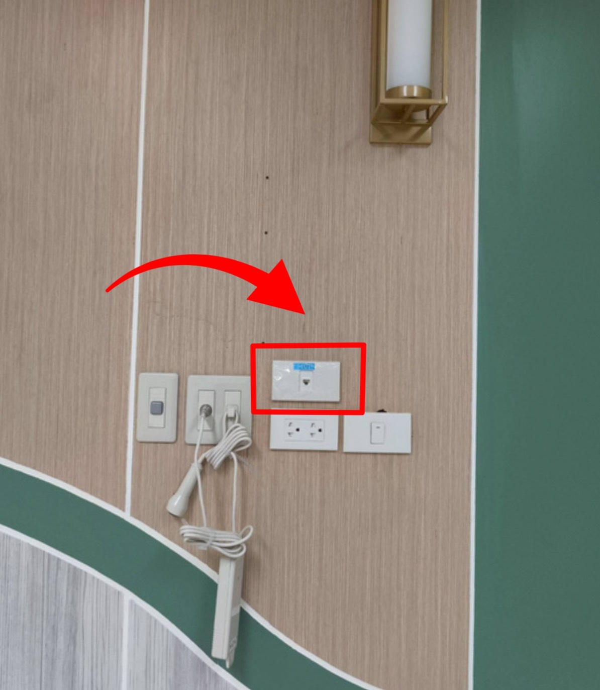 งานติดตั้งเต้ารับสัญญาณสายแลน (LAN Outlet) และตู้ SWITCH อาคารพักผู้ป่วยหลังใหม่ - โรงพยาบาลกาญจนดิษฐ์