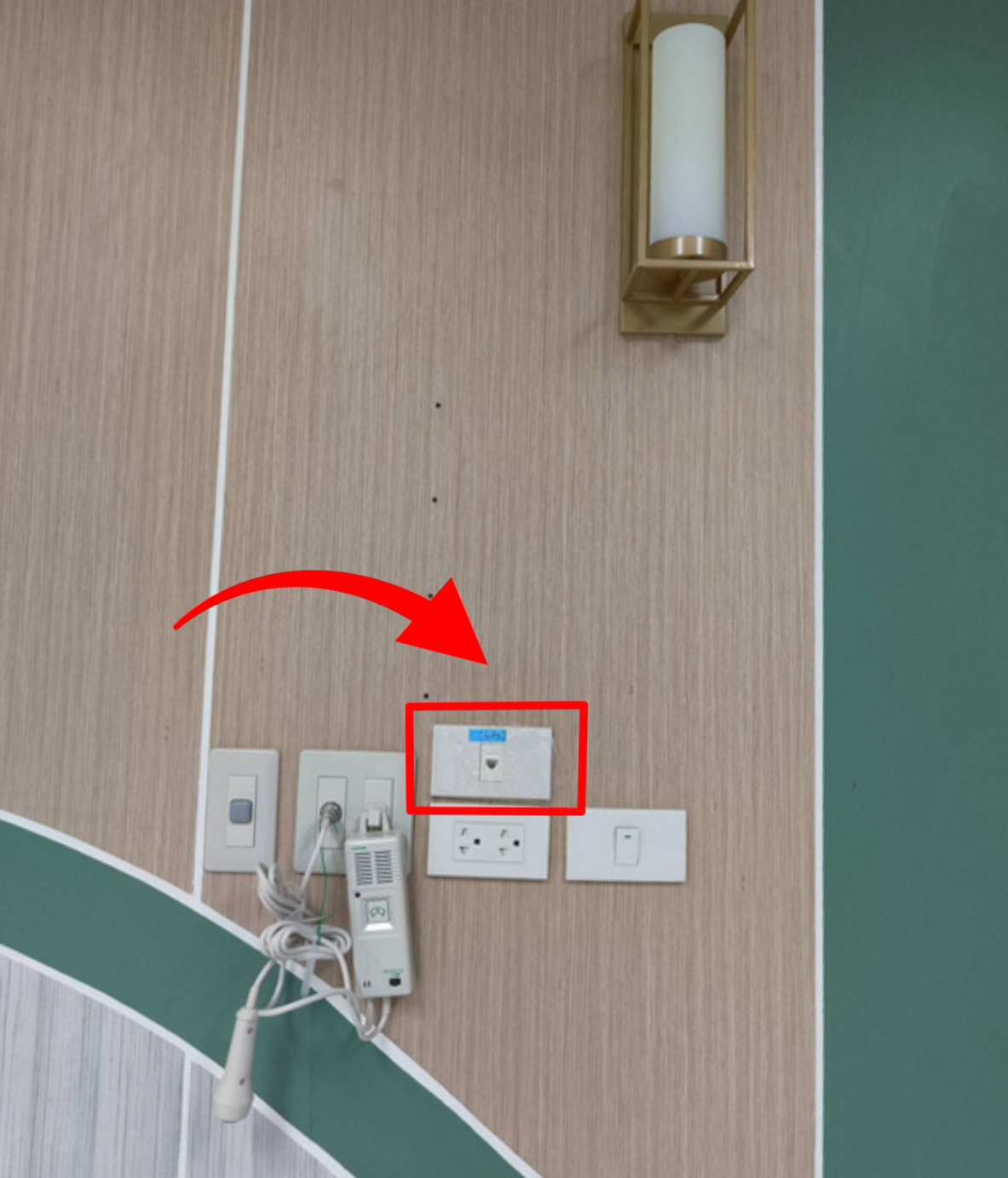 งานติดตั้งเต้ารับสัญญาณสายแลน (LAN Outlet) และตู้ SWITCH อาคารพักผู้ป่วยหลังใหม่ - โรงพยาบาลกาญจนดิษฐ์